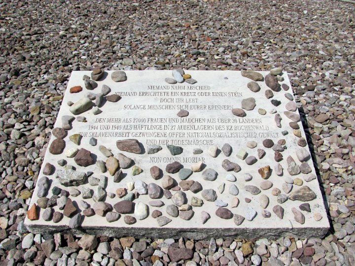 GS-080.JPG - Gedenktafel für die in Buchenwald ermordeten Frauen und Mädchen