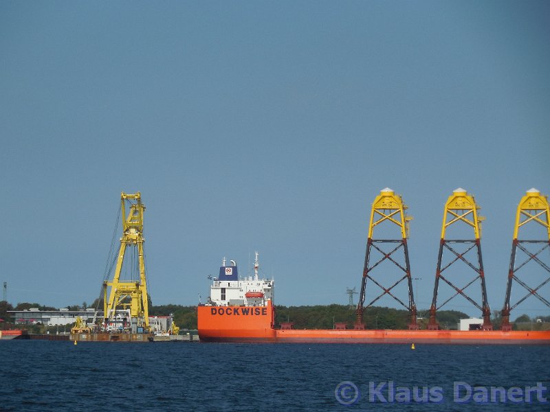 SSN-030.JPG - Spezialfrachter Dockwise mit Fördertürmen beladen im Hafen von Sassnitz