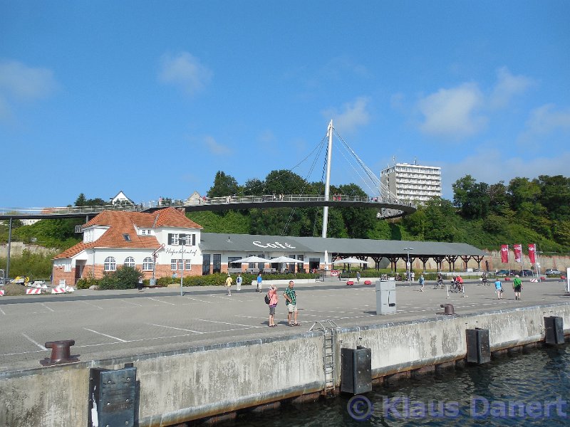 SSN-080.JPG - Die 250 m lange Hängebrücke vom Stadtzentrum zum Hafen - auch "Balkon mit Meerblick" genannt